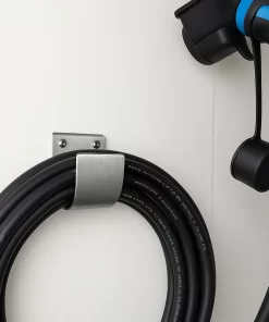 An der Wand zusammengerolltes Kabel mit Kabelhalter EVS